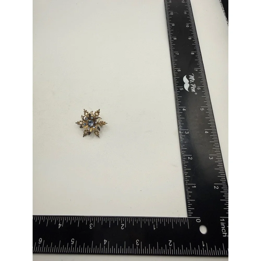 Vintage Gold Tone Starburst Brooch‎ Light Blue Rhinestone Filigree Star Pin